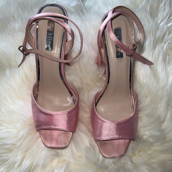 LIGHT PINK HEELS - Picture 4 of 5
